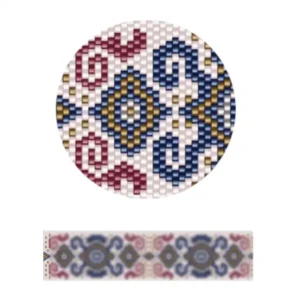 pk24-Eine detailliertes Design eines Stoffes, die ein farbenfrohes Muster mit Blau-, Rot- und Gelbtönen zeigt.