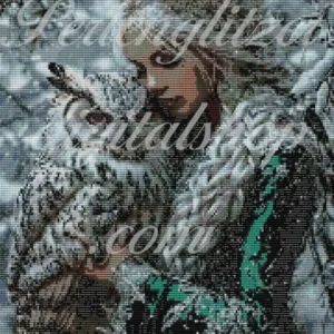 webenbild38-Frau-mit-Eule-Im Schnee steht eine Frau mit einem Uhu auf dem Arm, die Szene strahlt Ruhe und Naturverbundenheit aus.