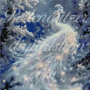 webenbild4-Pfau-weiss-Weisser-Pfau-von-hinten-mit-langen-Federn-die-glitzern-im-schnee-rechts-und-links-ein-paar-baumäste-verschneit-im-blau-weissem-hintergrund.