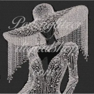 peyotebild3-Frau-schwarz-weiss-Eine stilvolle Frau mit einem Hut und einem glitzernden Kleid steht.