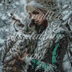 peyotebild38-Frau-mit-Eule-design einer Frau, die eine Eule hält, mit zarten Blumenmustern im Hintergrund.